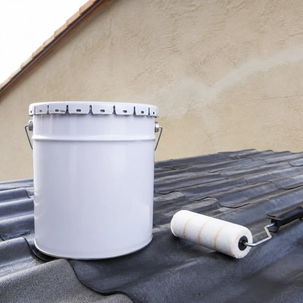 Pot de peinture hydrofuge toiture avec rouleau