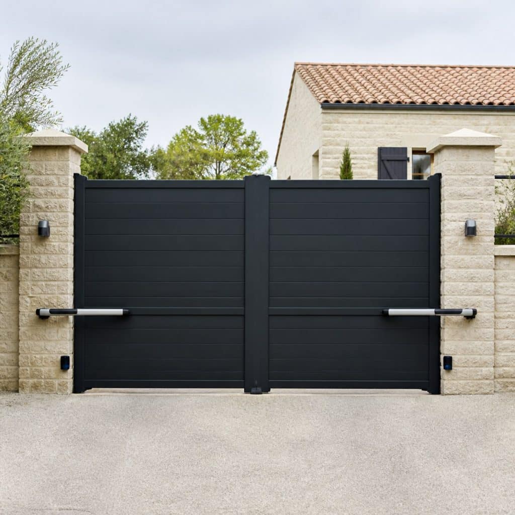Portail électrique battant pour garage fermé, vue de face
